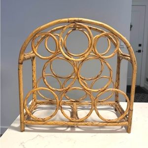 Wicker wine bottle holder